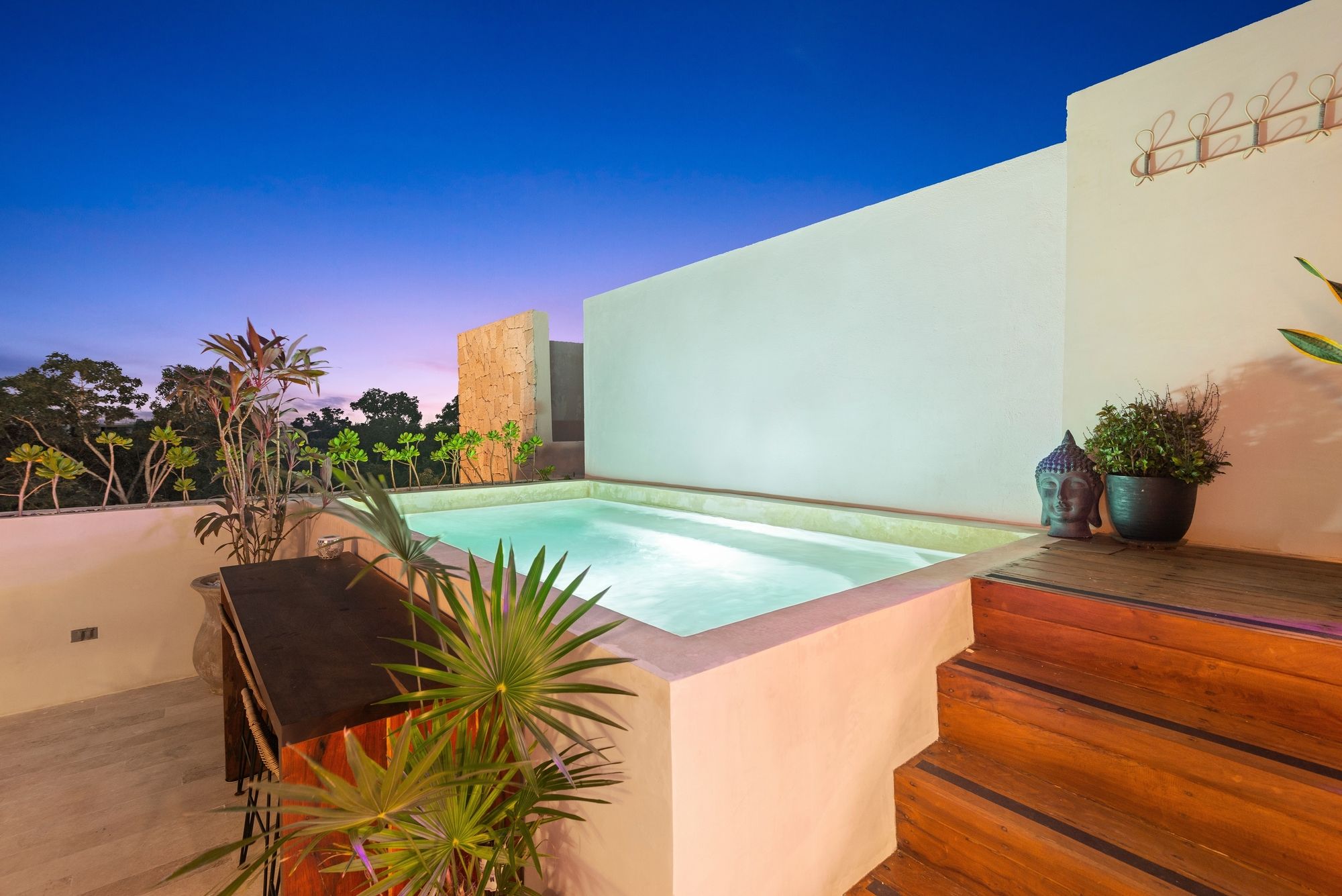 ein beleuchteter Pool im Sonnenuntergang